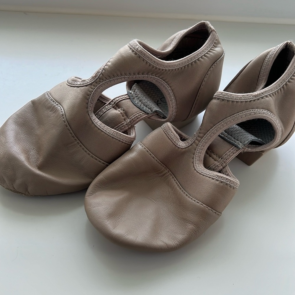 Jazz and modern dance shoe pedinis